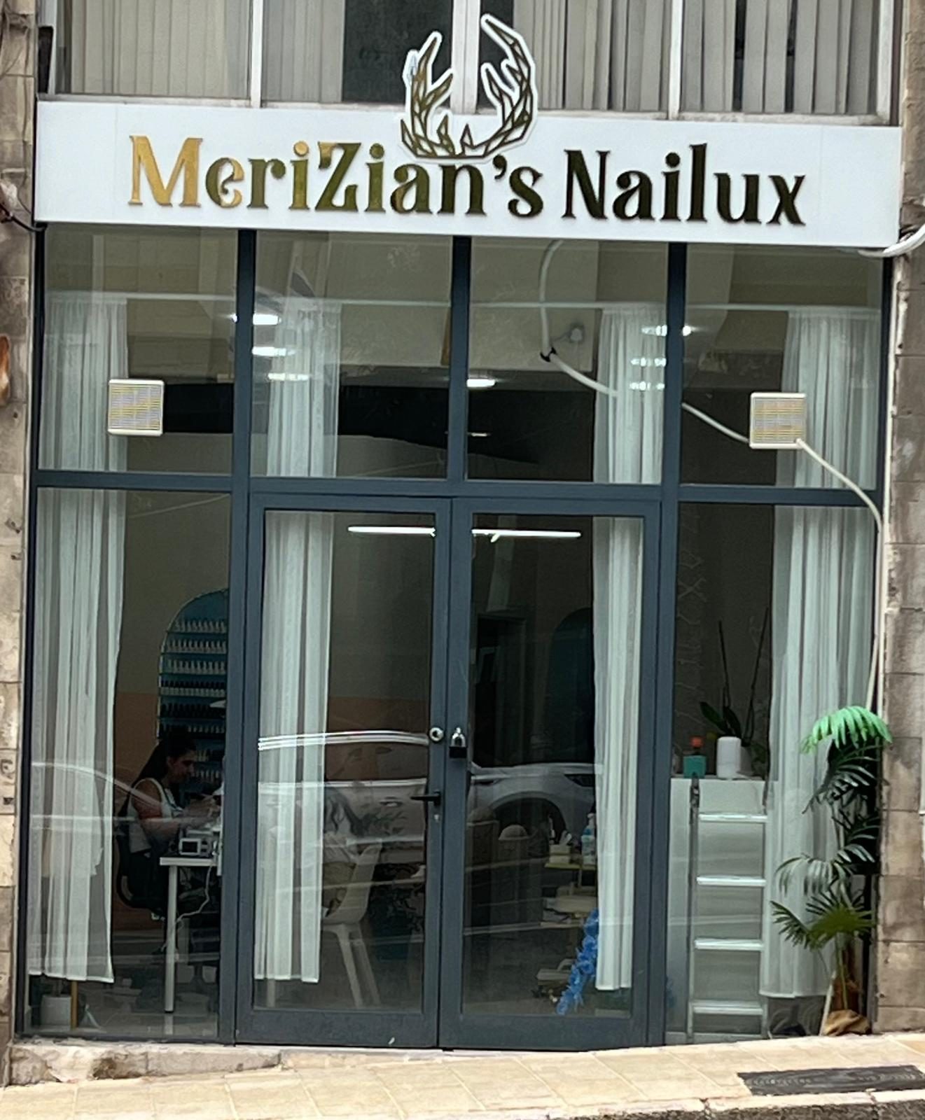 הכניסה לסלון והשלט של Merizian’s Nailux